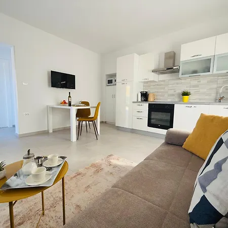 Erika - For 2 Near The * Pula
