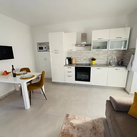 Erika - For 2 Near The Appartement Pula